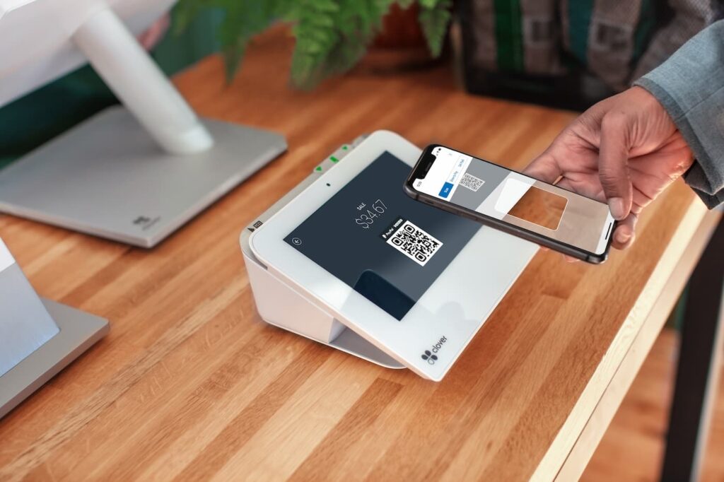 Clover Payeezy contactless payment device
